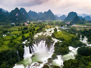 Ban Gioc-Detian waterfall on the China-Vietnam boundary