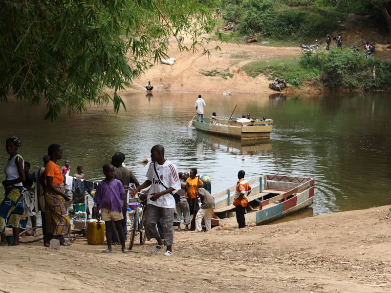 Displaced people crossing the Côte d’Ivoire-Liberia border